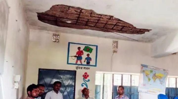 খালিয়াজুরিতে স্কুলের ছাদের পলেস্তারা ধসে দুই শিক্ষার্থী আহত